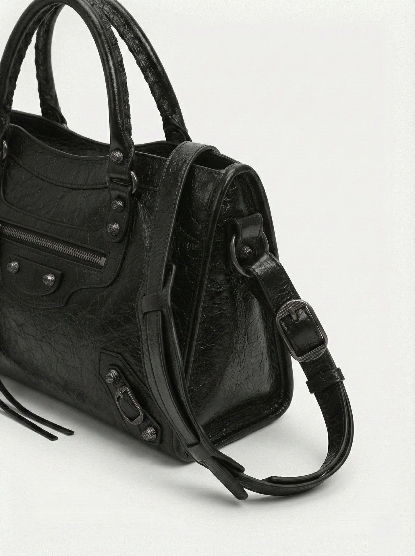 Carmela- Stylish Handbag with Spacious Interior & Minimalist Design